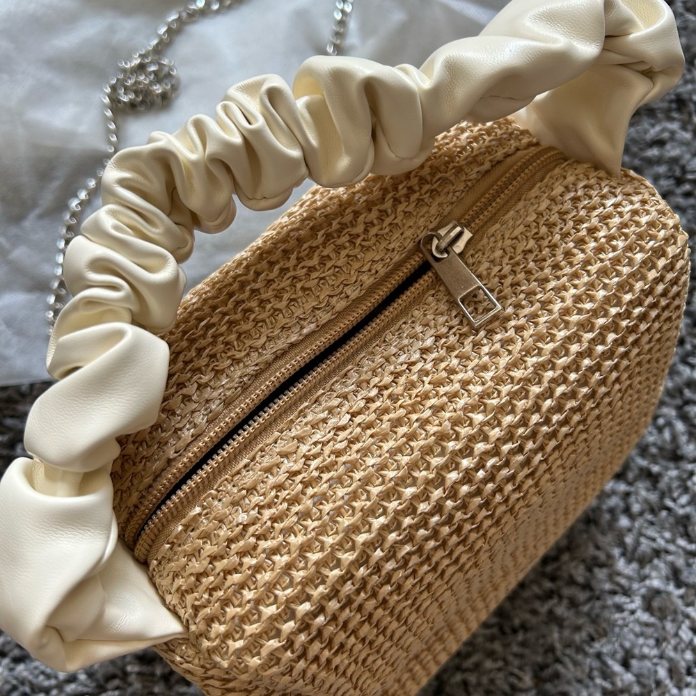 Elegant Tan Crossbody Bag with Cream Handle - Picture 4 of 8